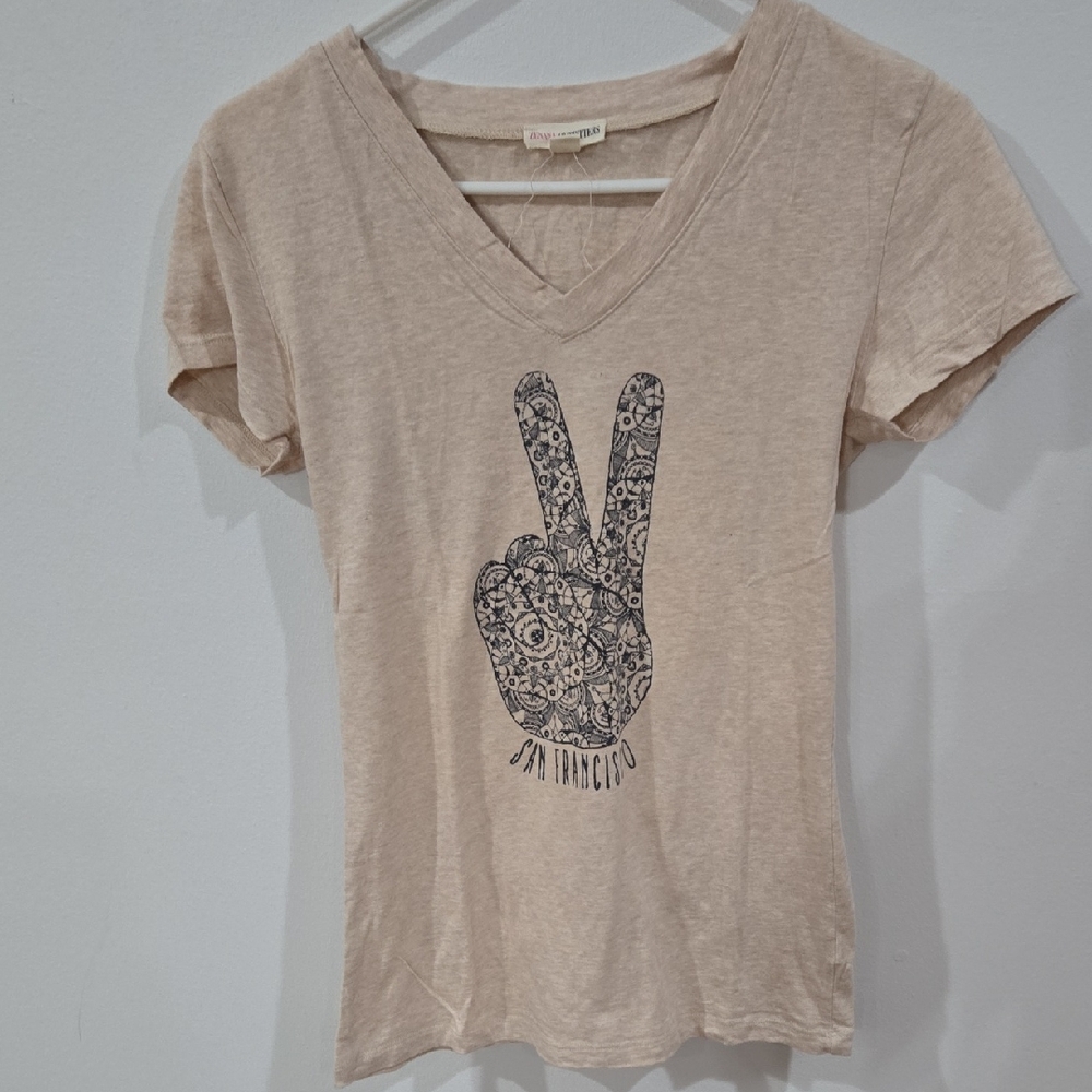 Zenana Outfitters Sz Medium Beige Peace Graphic V-Neck Tee